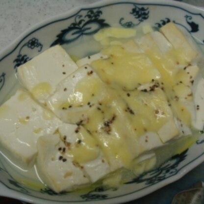 おつまみに美味しく頂きましたー♥塩気とチーズのコクが豆腐に合いますね！
シンプルなのにウマウマぁ～(*´Д｀)
ごち様_(._.)_♥